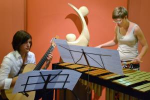 Ines Ljubej (vibrafon) in Iva Cerkvenik (kitara)